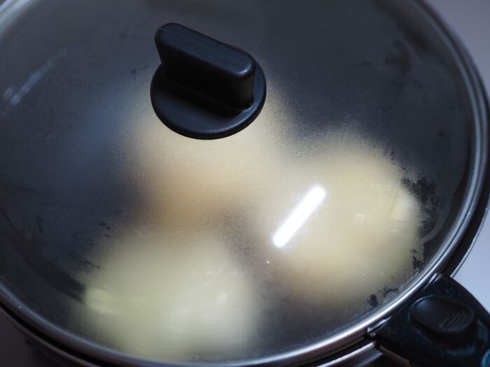 行列の味を再現！フライパンひとつで驚くほど極厚に焼き上がる〈スフレパンケーキ〉の作り方