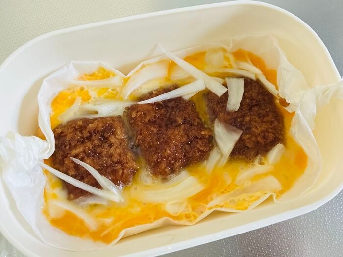【5分で完成】失敗しない『ソースとんかつの卵とじ』がお弁当にぴったりすぎる！