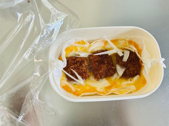 【5分で完成】失敗しない『ソースとんかつの卵とじ』がお弁当にぴったりすぎる！