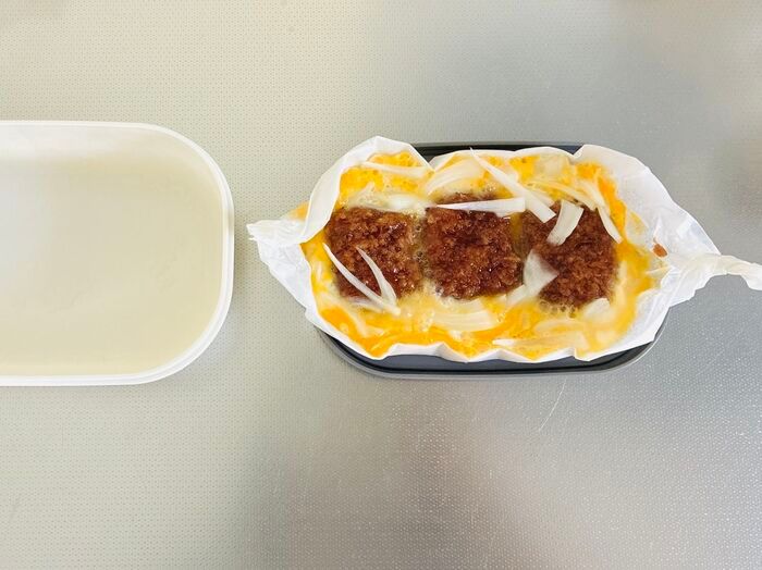 【5分で完成】失敗しない『ソースとんかつの卵とじ』がお弁当にぴったりすぎる！