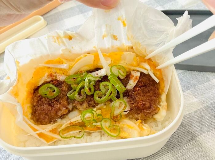 【5分で完成】失敗しない『ソースとんかつの卵とじ』がお弁当にぴったりすぎる！