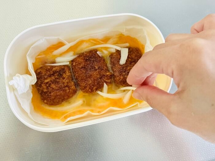 【5分で完成】失敗しない『ソースとんかつの卵とじ』がお弁当にぴったりすぎる！