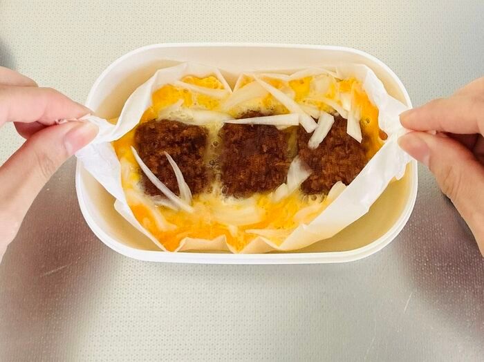 【5分で完成】失敗しない『ソースとんかつの卵とじ』がお弁当にぴったりすぎる！