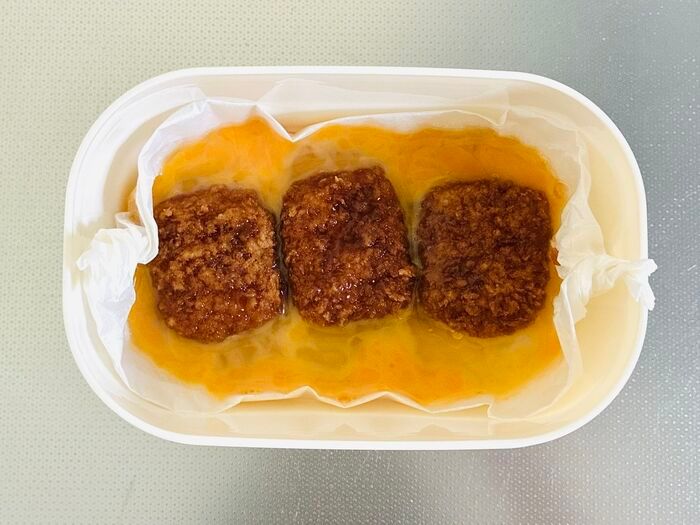 【5分で完成】失敗しない『ソースとんかつの卵とじ』がお弁当にぴったりすぎる！