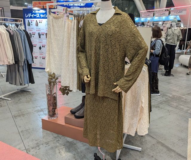 フリンジレーストップスとスカート