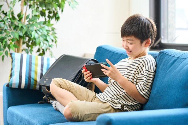 ゲームをする子ども