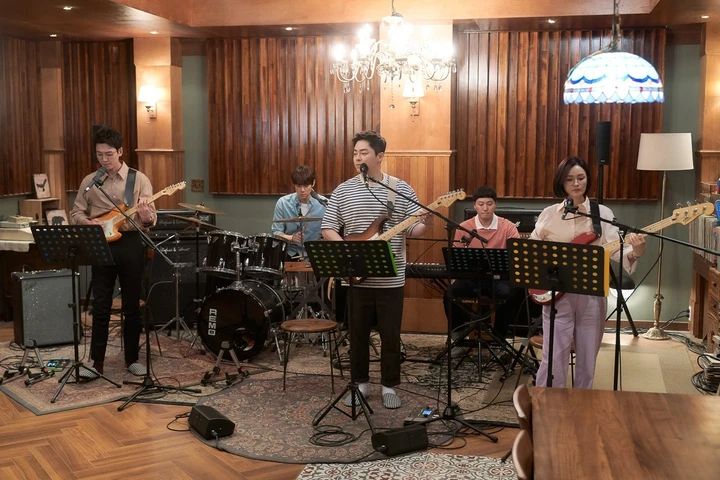 賢い医師生活 バンドシーン 場面写真