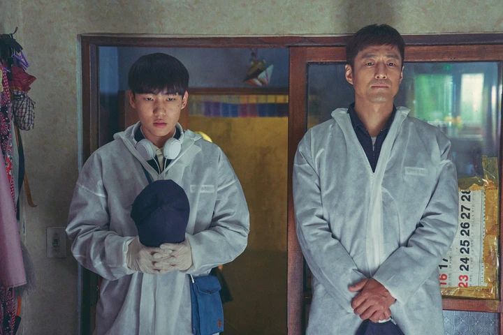 ムーブ・トゥ・ヘブン：私は遺品整理士です 息子グル（タン・ジュンサン）と父ジョンウ（チ・ジニ）の２ショット