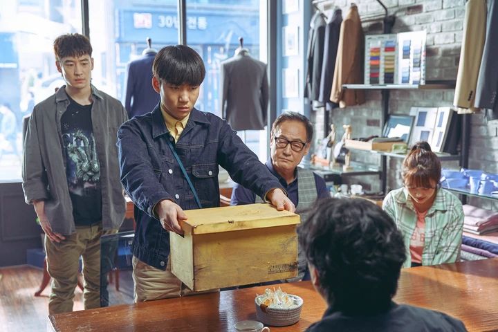 ムーブ・トゥ・ヘブン：私は遺品整理士です 遺族に遺品を渡すグルを見守るサング