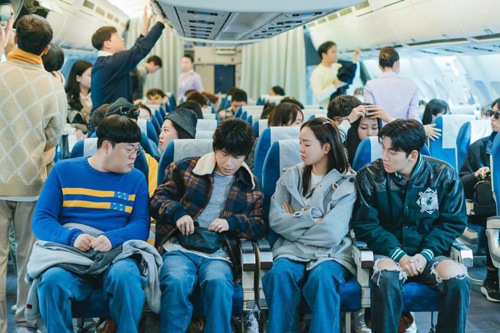 サムダルリへようこそ 同級生４人で飛行機でソウルへ行くシーン