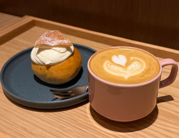Drop Coffee Roasters中野店のセムラとラテアートが施されたフラットホワイト