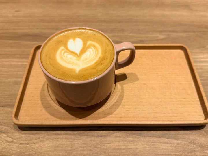 Drop Coffee Roasters中野店のラテアートが施されたフラットホワイト