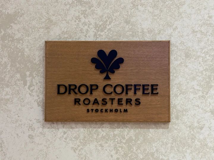 日本初上陸したスウェーデン発「Drop Coffee Roasters Stockholm」の店舗ロゴ