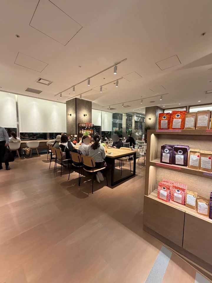 中野マルイ2階にオープンしたDrop Coffee Roasters日本1号店の店内