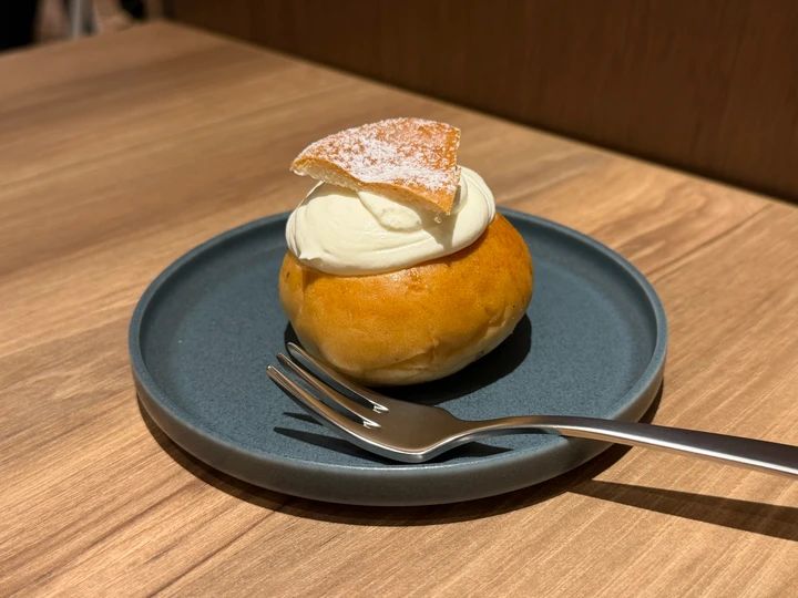 Drop Coffee Roasters中野店のスウェーデン伝統菓子「セムラ」