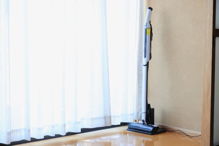 コードレススティック掃除機が倒れただけで火事が起きるケースも（画像はイメージ）