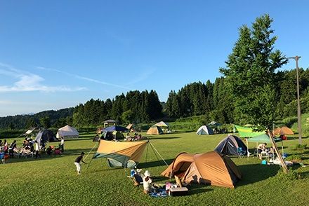 高原の風を感じる開放感！「キューピットバレイ 山のうえキャンプサイト」