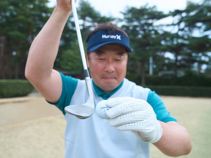 高い球を打てるアドレスはどっち？男子プロが解説