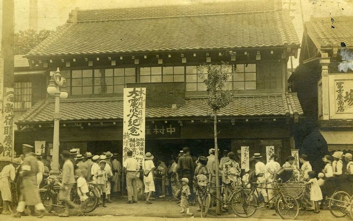 新宿に移転した中村屋、関東大震災のあと特価販売で賑わう。大正末期