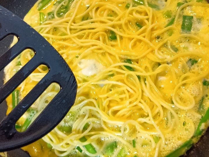 余ったスパゲッティ救済アイデア！ニラ玉スパゲッティ