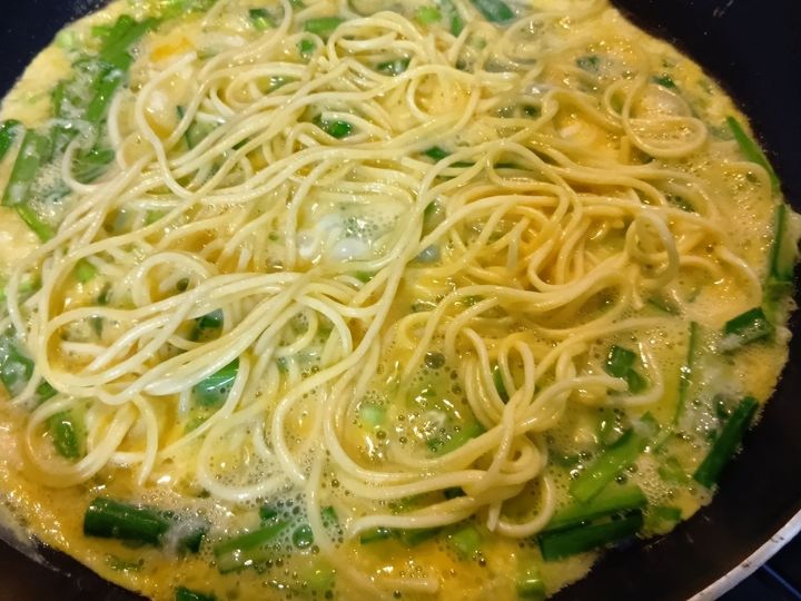 余ったスパゲッティ救済アイデア！ニラ玉スパゲッティ