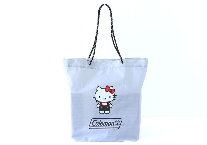 ライトグレーのハローキティとColemanロゴ入りエコバッグ。