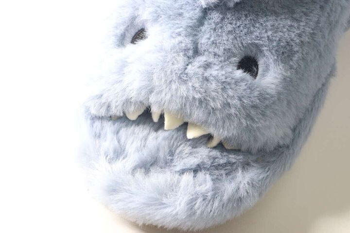 サメ型スリッパの顔部分をクローズアップし歯や目が見える