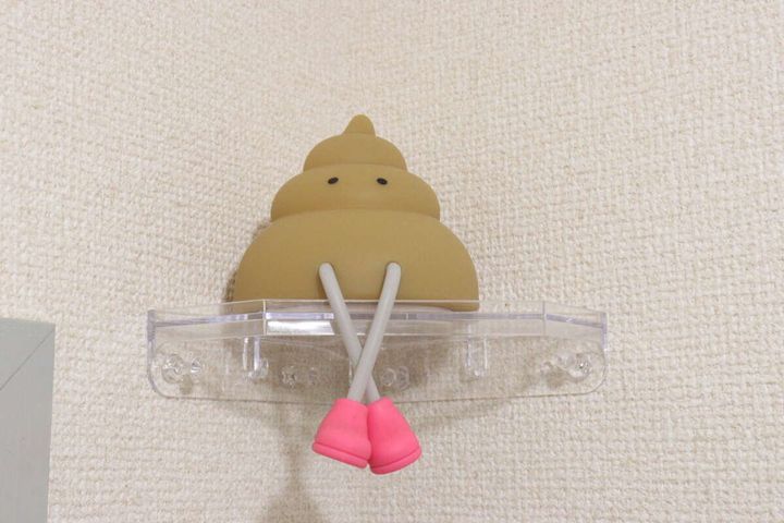 壁のコーナーに設置されたラックにキャラクターが座る