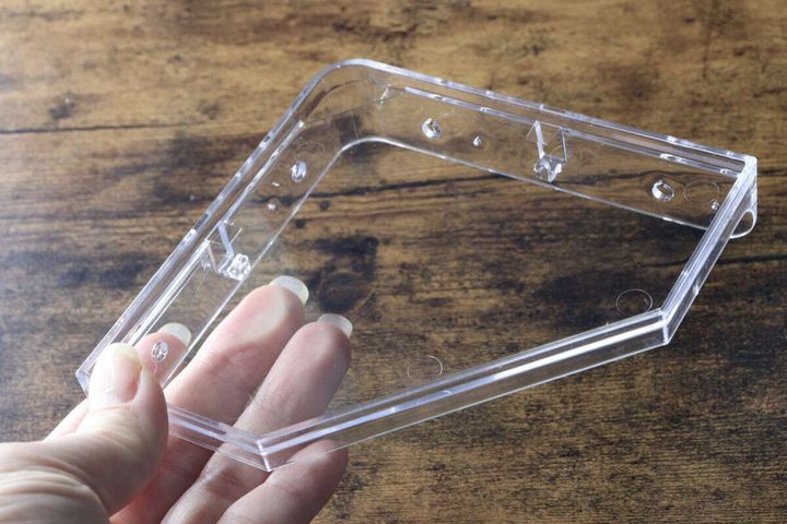 女性の手が持っている透明なクリアコーナーラック