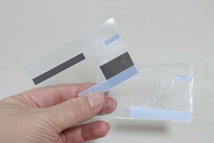 手に持ったマイナカード用スリーブ2枚