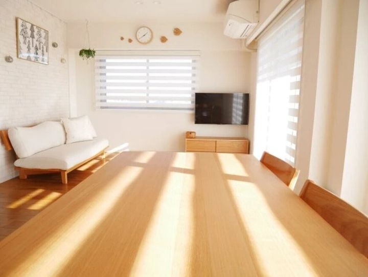 明るい日差しが差し込む広々としたリビングルーム