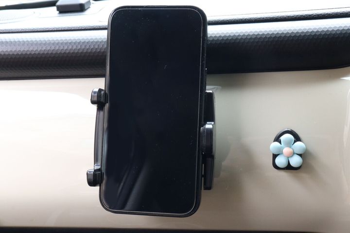 縦向きに設置されたスマートフォン