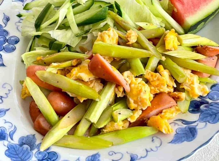 「アスパラとウインナーの卵炒め」レシピ