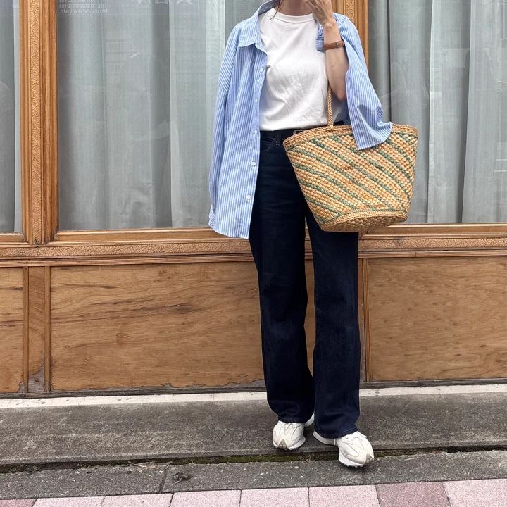 白Tシャツ、デニム、青のストライプシャツ、カゴバッグのコーディネートにニューバランス327を合わせたところ