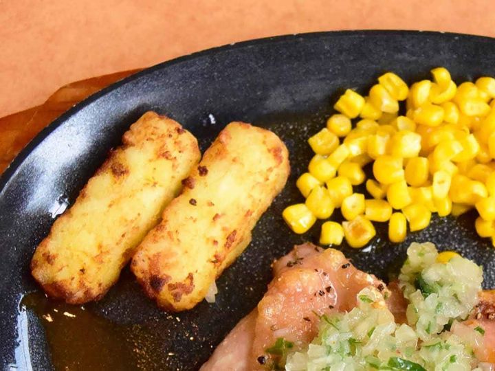 甘みのあるコーンや香ばしいハッシュドポテトが添えられており、野菜ソースと一緒に味わうと、それぞれの味わいや食感の違いも楽しめます。