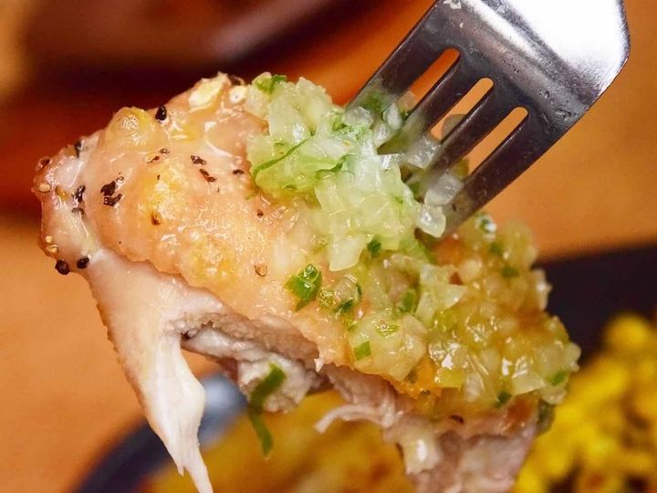 鶏肉は肉厚で、ほどよい噛み応えがありながらもジューシーな食感