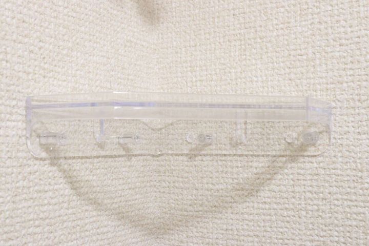 壁に取り付けられた透明なクリアラックの全体像