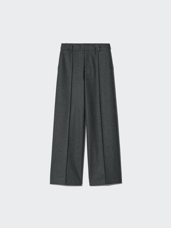 グレーのブラッシュドジャージーワイドパンツ。センタータックとワイドシルエットが特徴。