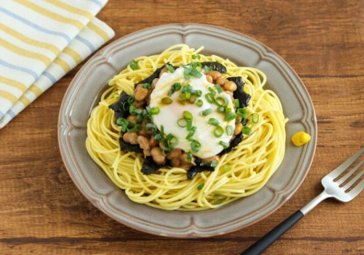 ポーチドエッグと納豆、海苔が乗った和風パスタ