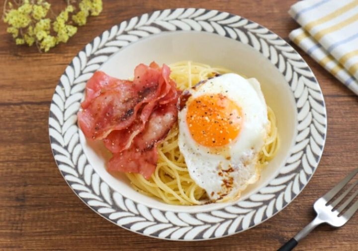 目玉焼きとカリカリベーコンが乗ったチーズスパゲティ