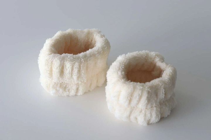 アイボリー色のふわふわした洗顔用リストバンドが2つ