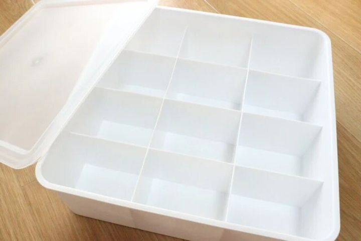 白いフタ付きくつ下収納ケースのフタが開いており12個の仕切りが見える