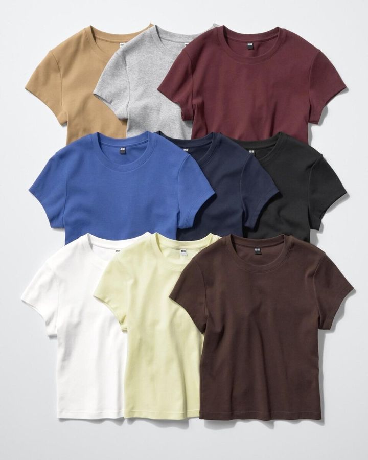 ユニクロのミニTシャツが複数の色で整然と並べられている俯瞰