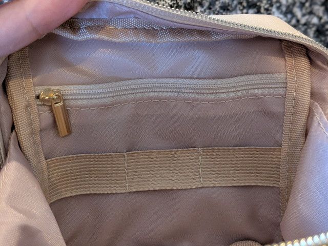 ファスナー付きポケットのジッパー引き手のアップ写真
