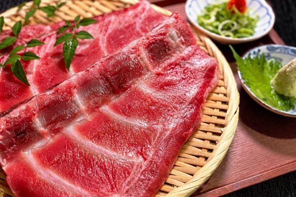 マグロの中落ちを自身で削る！おすすめ屋 名駅4丁目店で「骨付き中落ちマグロ祭」開催