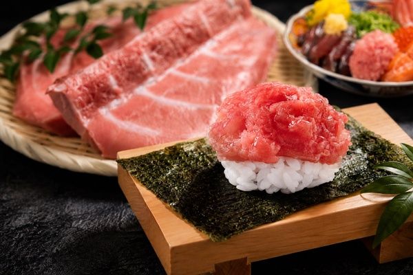 マグロの中落ちを自身で削る！おすすめ屋 名駅4丁目店で「骨付き中落ちマグロ祭」開催