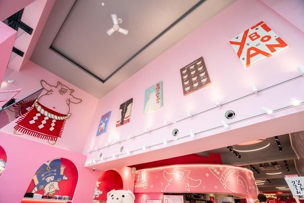 上の方まで見逃し厳禁！グッズ売り場の天井付近には、デザイン性に富んだポスターが並ぶ 画像提供：矢場とん