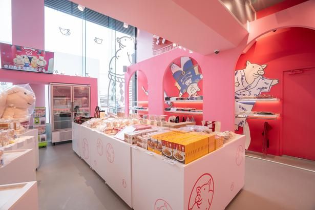 グッズコーナーにもあちこちにぶーちゃんをデザイン 画像提供：矢場とん
