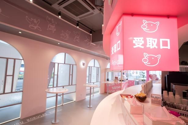 料理ができたら、受取口へ取りに行く 画像提供：矢場とん