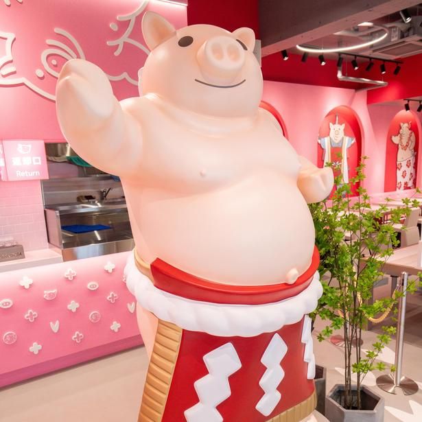 【写真】全長約2メートルの巨大なぶーちゃんが、ドーン！ 画像提供：矢場とん